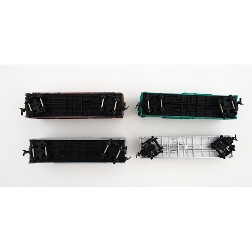 862 - Toys - Model Train / Railway Interest : Four AHM scale model HO gauge carriages comprising Penn Cent... 