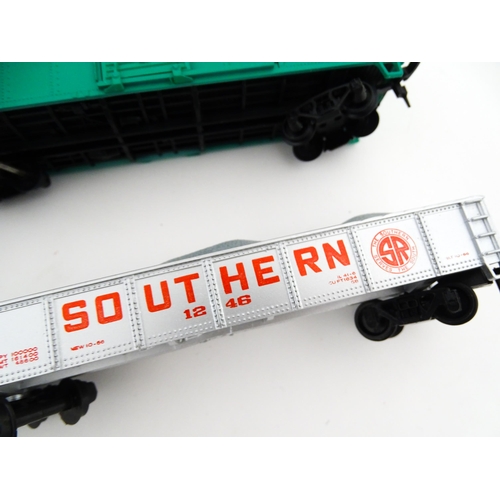 862 - Toys - Model Train / Railway Interest : Four AHM scale model HO gauge carriages comprising Penn Cent... 