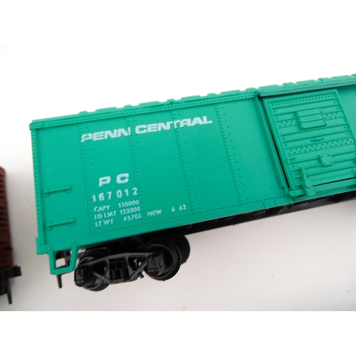 862 - Toys - Model Train / Railway Interest : Four AHM scale model HO gauge carriages comprising Penn Cent... 