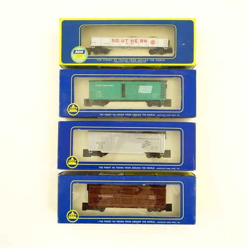 862 - Toys - Model Train / Railway Interest : Four AHM scale model HO gauge carriages comprising Penn Cent... 