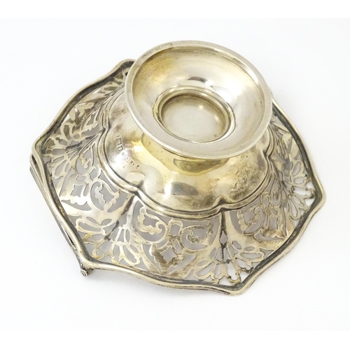 323 - A pedestal silver bon bon dish with swing handle. Hallmarked Birmingham 1912 maker S Blanckensee & S... 