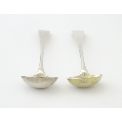 333 - A pair of Geo III silver salt spoons hallmarked London 1795, maker Peter & Ann Bateman. Approx. 4