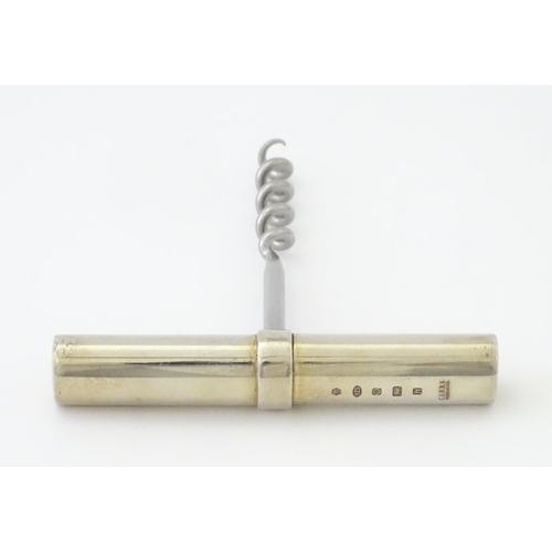 335 - A silver handled corkscrew hallmarked Sheffield 2007, maker Carrs of Sheffield. Approx. 3 3/4