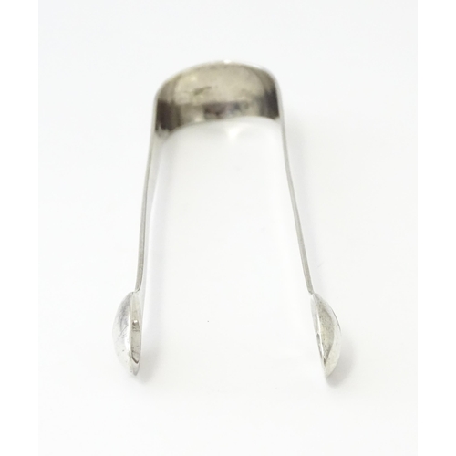 354 - Geo III silver thread pattern sugar tongs by George Smith & William Fearn. Approx. 5 1/2