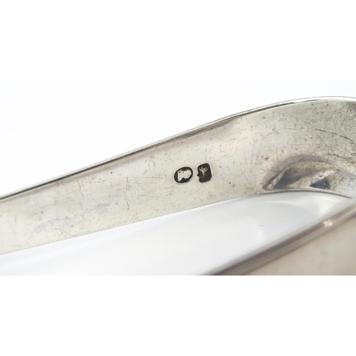 354 - Geo III silver thread pattern sugar tongs by George Smith & William Fearn. Approx. 5 1/2