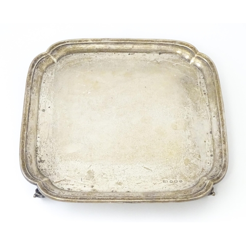 542 - An Art Deco silver tray / salver of squared form hallmarked Sheffield 1937, maker Viner's Ltd. Appro... 