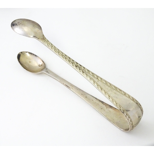 562 - A matched set of twelve silver teaspoons with sugar tongs en suite, hallmarked Sheffield 1905 / 1906... 