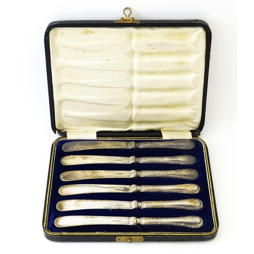 563 - A set of six silver handled tea knives hallmarked Sheffield 1924, maker Yates Brothers. Knives appro... 