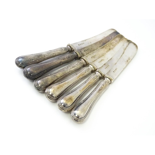 563 - A set of six silver handled tea knives hallmarked Sheffield 1924, maker Yates Brothers. Knives appro... 