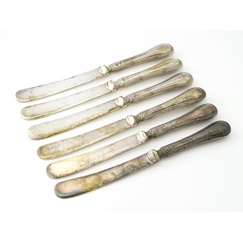 563 - A set of six silver handled tea knives hallmarked Sheffield 1924, maker Yates Brothers. Knives appro... 