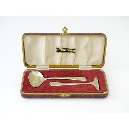 573 - A cased silver childs pusher and spoon hallmarked Sheffield 1959, maker Viner's Ltd. Case approx. 6 ... 