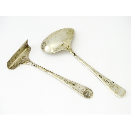 573 - A cased silver childs pusher and spoon hallmarked Sheffield 1959, maker Viner's Ltd. Case approx. 6 ... 