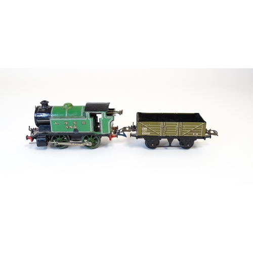 852 - Toys - Model Train / Railway Interest : A Hornby O gauge Type 101 0-4-0 clockwork tank locomotive LN... 