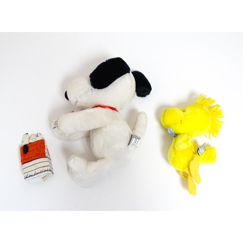 861 - Toys: A quantity of Snoopy United Feature Syndicate Inc items to include plush Snoopy and Woodstock ... 