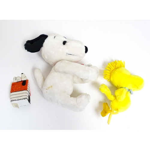 861 - Toys: A quantity of Snoopy United Feature Syndicate Inc items to include plush Snoopy and Woodstock ... 