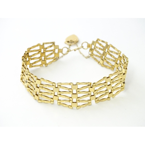 676 - A 9ct gold bracelet with padlock clasp. Approx 7