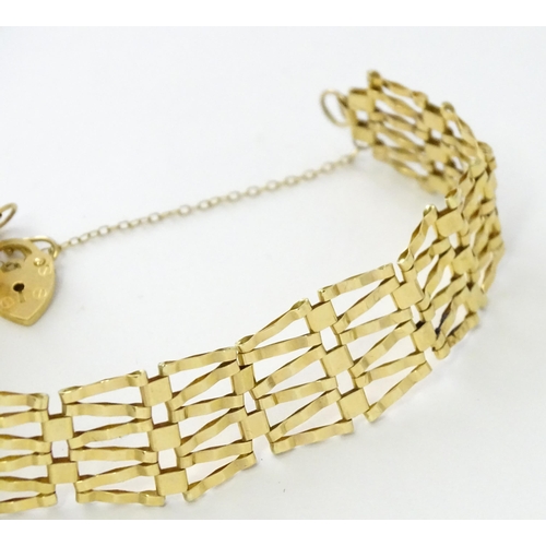 676 - A 9ct gold bracelet with padlock clasp. Approx 7