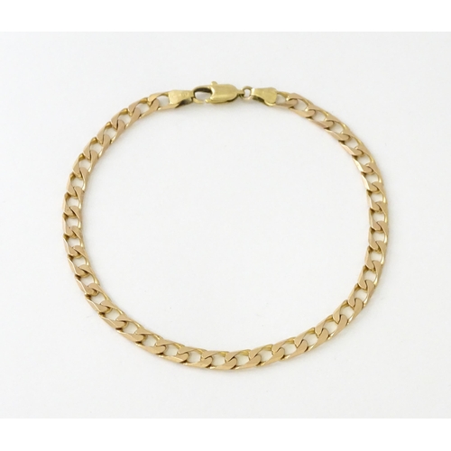 677 - A 9ct gold chain bracelet Approx 8