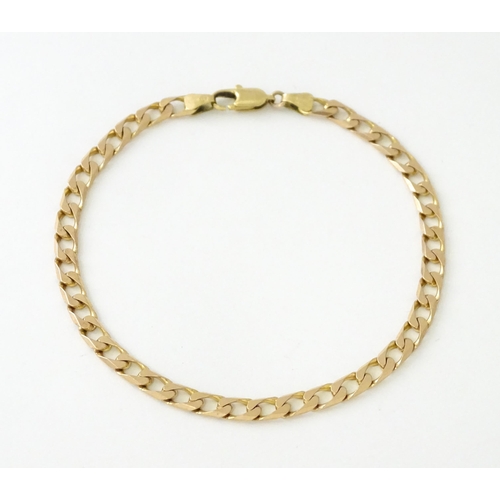 677 - A 9ct gold chain bracelet Approx 8