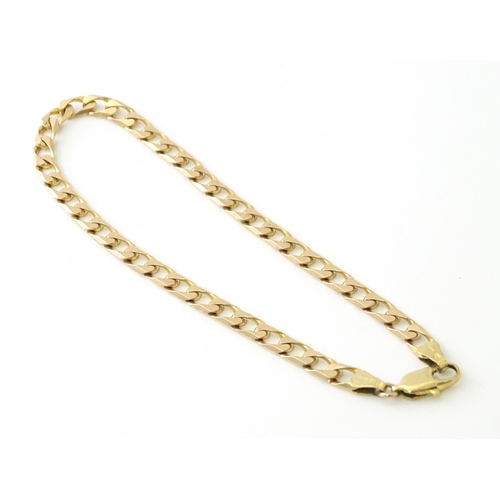 677 - A 9ct gold chain bracelet Approx 8