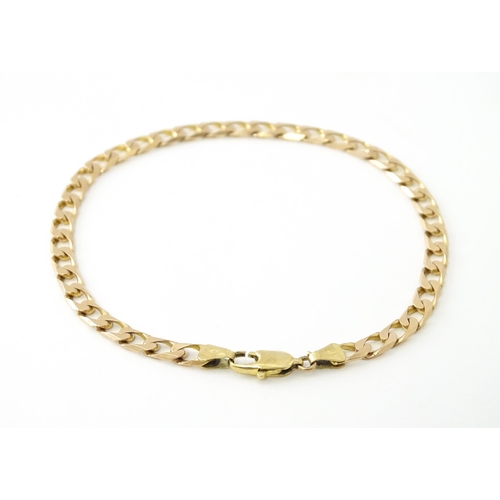 677 - A 9ct gold chain bracelet Approx 8