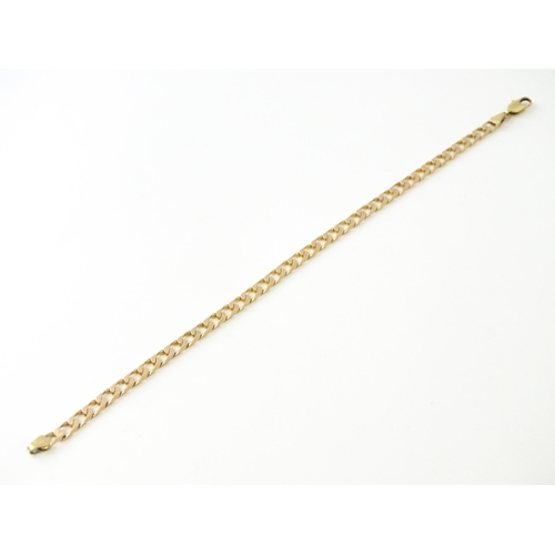 677 - A 9ct gold chain bracelet Approx 8