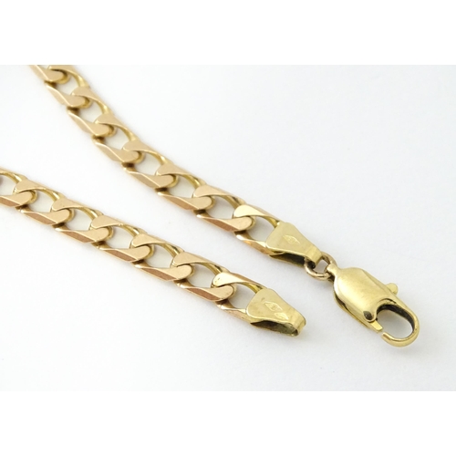 677 - A 9ct gold chain bracelet Approx 8