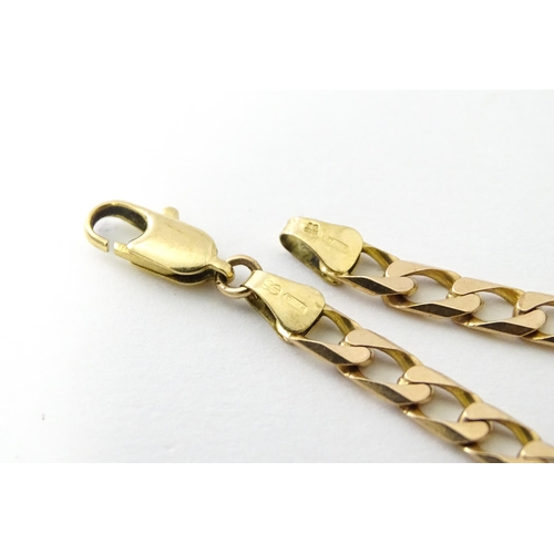 677 - A 9ct gold chain bracelet Approx 8