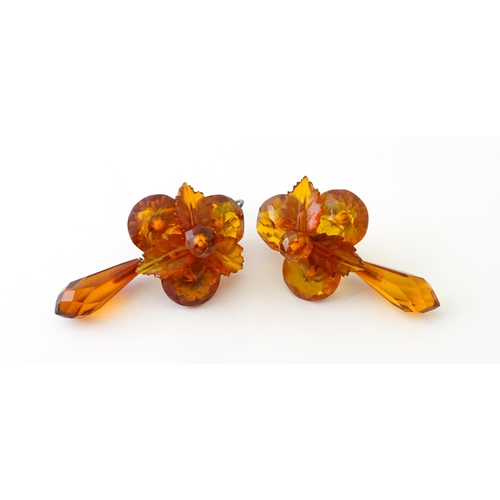 678 - A pair of vintage gilt metal drop earrings set with amber coloured facet detail, together with a mat... 