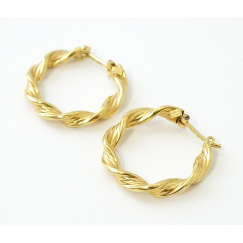 680 - A pair of 9ct gold hoop earrings with twist detail approx 1