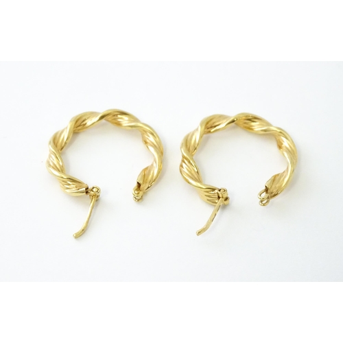 680 - A pair of 9ct gold hoop earrings with twist detail approx 1