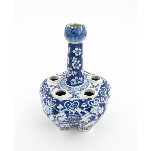 39 - A Chinese blue and white tulip vase with central stem, the lobed base with five apertures decorated ... 