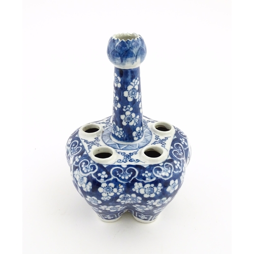 39 - A Chinese blue and white tulip vase with central stem, the lobed base with five apertures decorated ... 