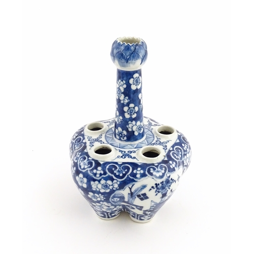 39 - A Chinese blue and white tulip vase with central stem, the lobed base with five apertures decorated ... 