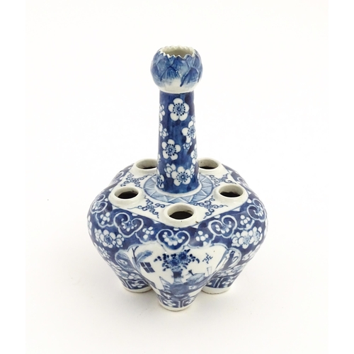 39 - A Chinese blue and white tulip vase with central stem, the lobed base with five apertures decorated ... 