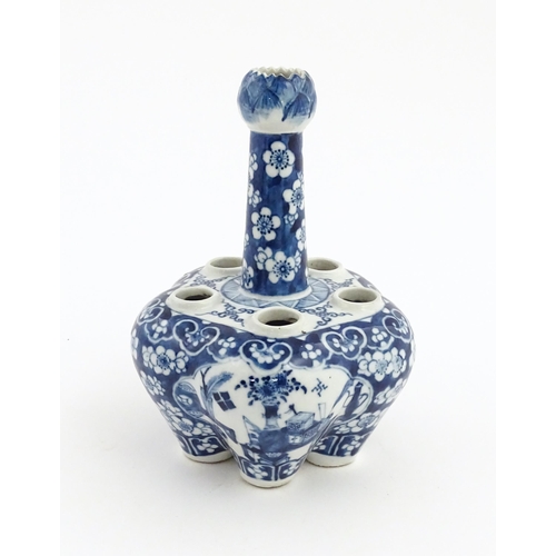 39 - A Chinese blue and white tulip vase with central stem, the lobed base with five apertures decorated ... 