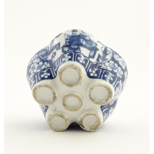 39 - A Chinese blue and white tulip vase with central stem, the lobed base with five apertures decorated ... 