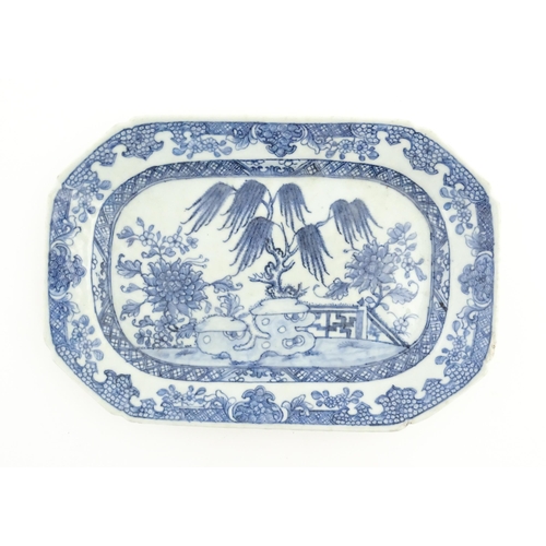 52 - A quantity of assorted Oriental items to include a Chinese export blue and white dish decorated with... 