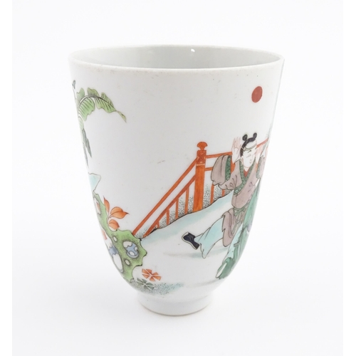 7 - A Chinese famille rose cup / beaker decorated with figures on a terrace with mountains beyond. Appro... 