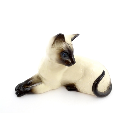 111 - A Royal Doulton model of a Siamese cat, no. 1558. Marked under. Approx. 4 3/4