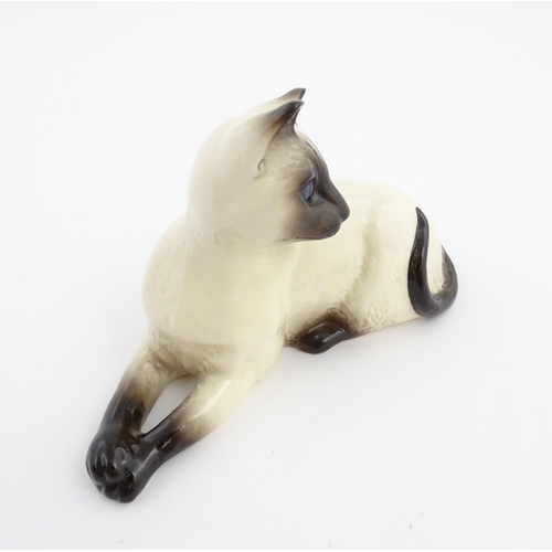 111 - A Royal Doulton model of a Siamese cat, no. 1558. Marked under. Approx. 4 3/4