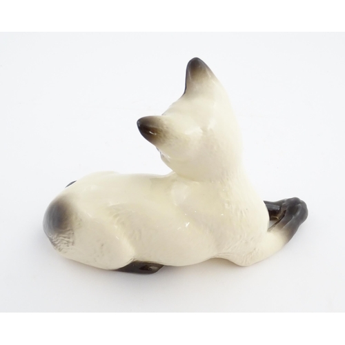 111 - A Royal Doulton model of a Siamese cat, no. 1558. Marked under. Approx. 4 3/4