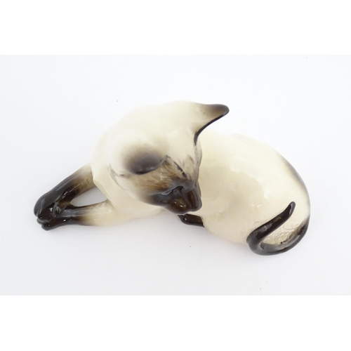 111 - A Royal Doulton model of a Siamese cat, no. 1558. Marked under. Approx. 4 3/4