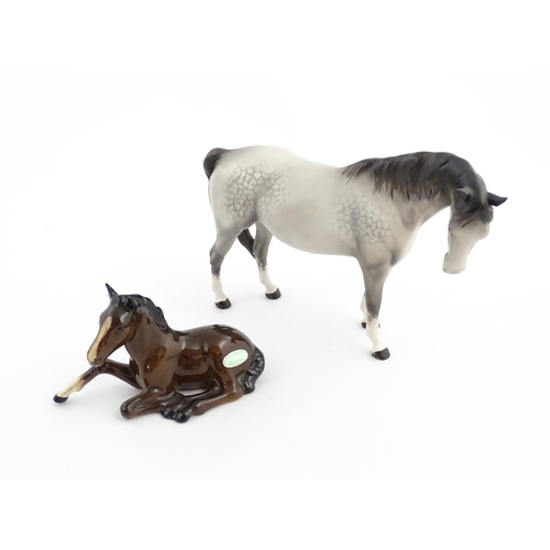 115 - Two Beswick models of horses comprising a foal no. 915 and a grey horse. Largest approx. 5 1/4