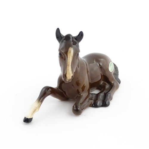 115 - Two Beswick models of horses comprising a foal no. 915 and a grey horse. Largest approx. 5 1/4