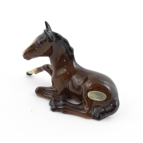 115 - Two Beswick models of horses comprising a foal no. 915 and a grey horse. Largest approx. 5 1/4