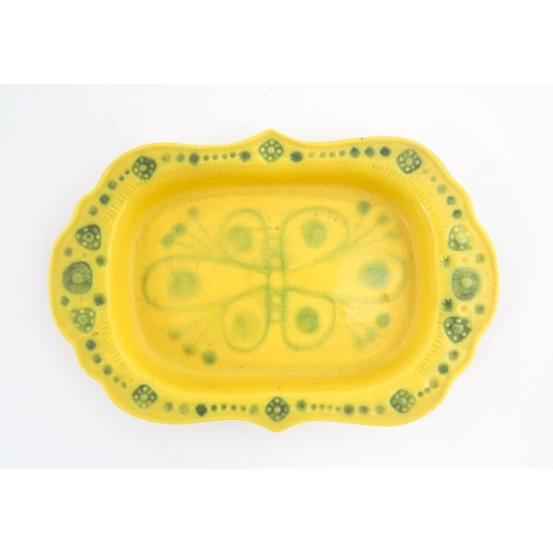 191 - A quantity of assorted studio pottery wares include an Irish Arklow studio pottery dish with yellow ... 