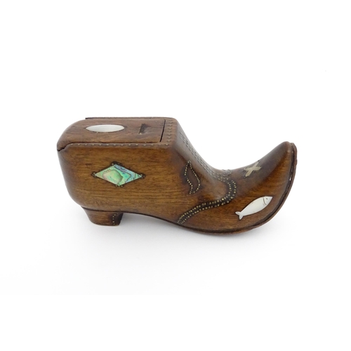 1189 - Treen : A 19thC Continental shoe table snuff box with sliding lid and upturned toe decorated with br... 