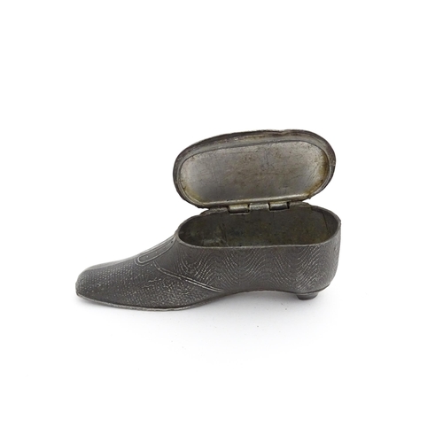 1208 - A 19thC pewter shoe snuff box with hinged lid and engraved decoration. Approx. 3