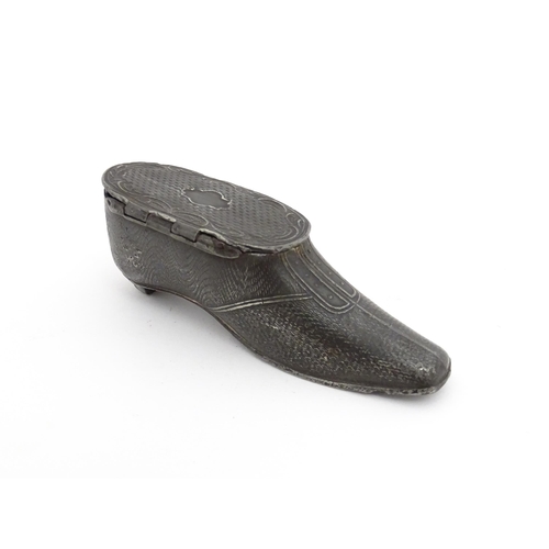 1208 - A 19thC pewter shoe snuff box with hinged lid and engraved decoration. Approx. 3